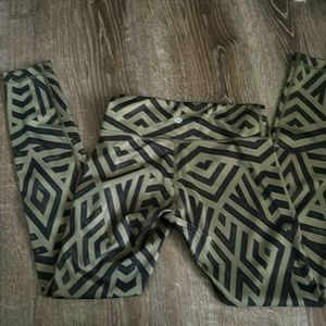 Lululemon Chevron Green. This is in great condition. Good as new. Size 4 (small)